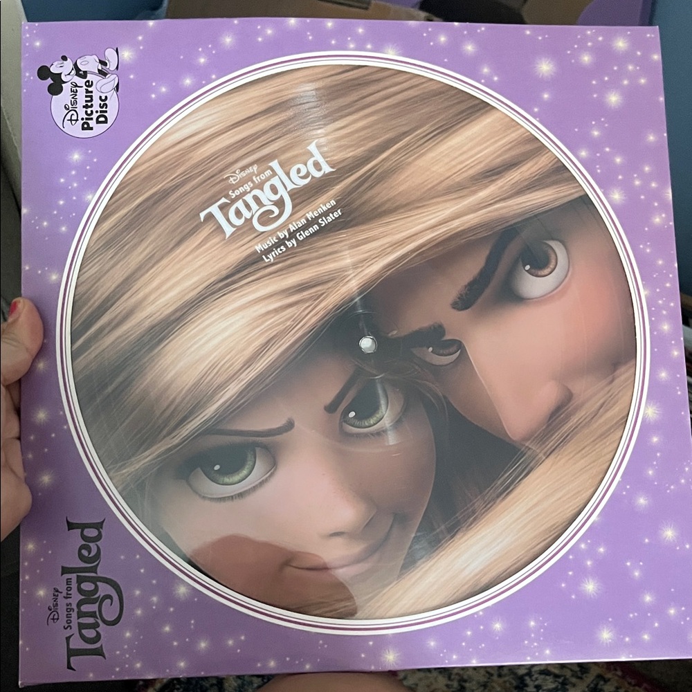 Disney Tangled Vinyl with Rapunzel and Flynn - Purple